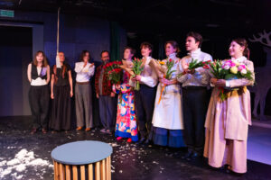 Ekipa "Lekkoducha" na scenie tuż po spektaklu, z kwiatami